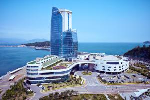 uma vista aérea de um edifício junto ao oceano em Sono Calm Yeosu em Yeosu
