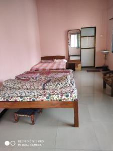 เตียงในห้องที่ Suvarna Holiday Home