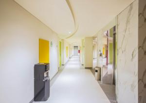 TV a/nebo společenská místnost v ubytování Zest Parang Raja Solo by Swiss-Belhotel International