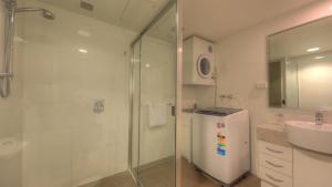 
a bathroom with a shower, sink, and toilet at Lismore Gateway Motel in Lismore

