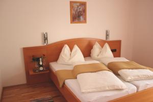 a bedroom with two beds with white pillows at Garni Hotel Villa Tamara in Moravske-Toplice