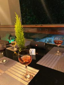 drei Gläser Wein auf einem Tisch in der Unterkunft Flat no Condomínio Paraíso Serra Negra - A 200m da Bodega de Véio in Bezerros