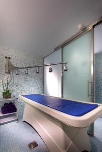 y baño con bañera y pared de cristal. en Parador de Lorca, en Lorca