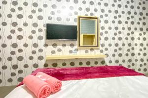 Letto o letti in una camera di Tini's Guest House Malang Mitra RedDoorz