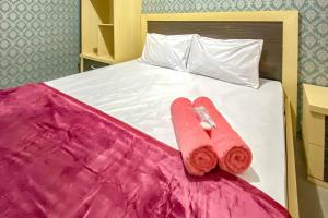 Letto o letti in una camera di Tini's Guest House Malang Mitra RedDoorz