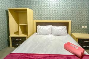 Letto o letti in una camera di Tini's Guest House Malang Mitra RedDoorz