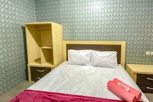 Letto o letti in una camera di Tini's Guest House Malang Mitra RedDoorz