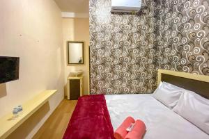 Letto o letti in una camera di Tini's Guest House Malang Mitra RedDoorz