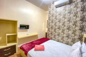 Letto o letti in una camera di Tini's Guest House Malang Mitra RedDoorz