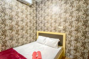 Letto o letti in una camera di Tini's Guest House Malang Mitra RedDoorz