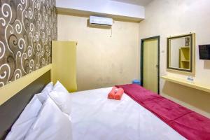Letto o letti in una camera di Tini's Guest House Malang Mitra RedDoorz