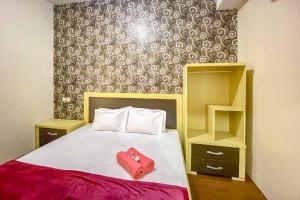 Letto o letti in una camera di Tini's Guest House Malang Mitra RedDoorz