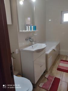 Ένα μπάνιο στο Apartment Farmec +7 φωτογραφίες