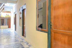 Foto dalla galleria di Tini's Guest House Malang Mitra RedDoorz a Betek