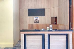 TV a/nebo společenská místnost v ubytování Tini's Guest House Malang Mitra RedDoorz