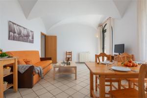 een woonkamer met een bank en een tafel bij Petit Hotel Hostatgeria Sant Salvador in Felanitx