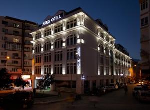 un gran edificio blanco con un cartel. en Arus Hotel, en Eskisehir