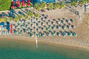 una vista aérea de una playa con sillas y sombrillas en Marvida Senses Very Chic Bodrum Adult Only, en Gümbet