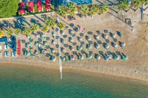 een uitzicht over een strand met stoelen en parasols bij Marvida Senses Very Chic Bodrum Adult Only in Gümbet