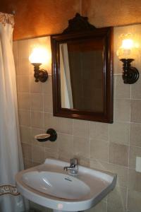 W łazience znajduje się umywalka i lustro. w obiekcie Cal Cisteller w mieście Gironella