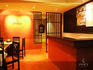 Ein Restaurant oder anderes Speiselokal in der Unterkunft Ivory Phi Phi Island 