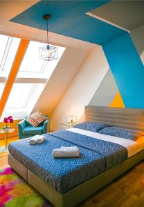 Backpacker Apartment Schönbrunn في فيينا: غرفة نوم مع سرير وسقف ملون