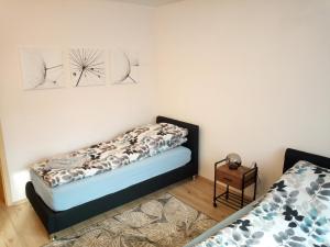 1 Schlafzimmer mit 2 Betten in einem Zimmer in der Unterkunft Alices-Ferienwohnungen in Arnstadt
