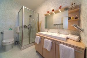 Koupelna v ubytování Luxury Beachfront Villa Primosten Oasis with private pool at the beach in Primosten