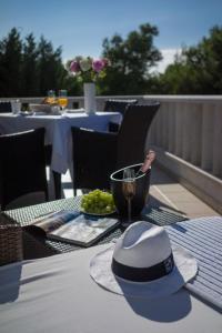 Balkón nebo terasa v ubytování Luxury Beachfront Villa Primosten Oasis with private pool at the beach in Primosten