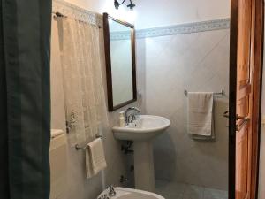 Kúpeľňa v ubytovaní Case Il Mandorlo - immersi nella natura e terrazzi vista mare