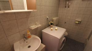 mała łazienka z toaletą i umywalką w obiekcie Apartment Rolih w mieście Vantačići