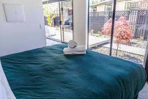 ein Handtuch auf einem Bett in einem Zimmer in der Unterkunft Magic On Maryburn - The Green Room in Twizel