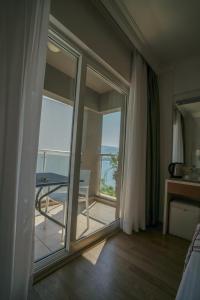um quarto com uma varanda com vista para o oceano em Yunus Hotel em Marmaris