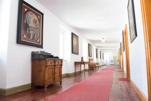 an empty hallway with a red rug on the floor at Maria Waldrast in Matrei am Brenner