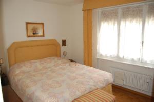 une chambre avec un lit et une fenêtre dans l'établissement CRANS MONTANA LE REGENT APPARTEMENT, à Crans-Montana