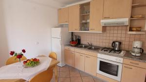 Kuchyň nebo kuchyňský kout v ubytování Apartment Grahovac 4