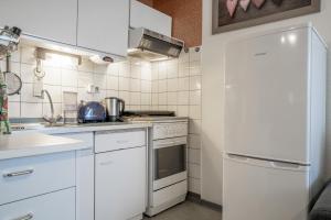 ハノーファーにあるPrivate Apartmentのキッチン(白い家電製品、白い冷蔵庫付)
