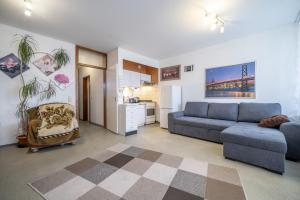sala de estar con sofá y cocina en Private Apartment, en Hannover