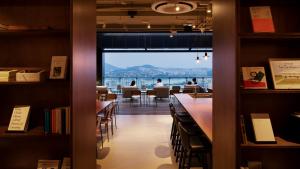 un restaurante con mesas y vistas a la ciudad en HOTEL ANTEROOM SEOUL en Seúl