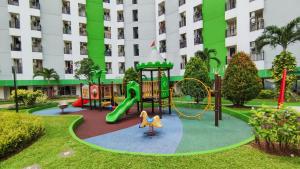 Ο χώρος παιχνιδιού για παιδιά στο RedLiving Apartemen Green Lake View Ciputat - Farida Property 1 Tower E