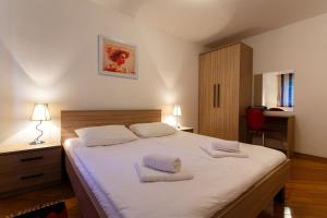 Postel nebo postele na pokoji v ubytování Apartments Adria