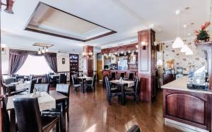 restauracja ze stołami i krzesłami oraz bar w obiekcie Hotel Bulevard w Fogaraszu