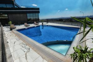 a large swimming pool on top of a building at The Green Park Gaziantep in Gaziantep