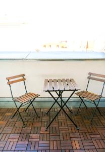 two chairs and a picnic table in front of a wall at Premium Duplex 2BR for 6 with Balcony near City Museums Metro U3 U2 in Vienna