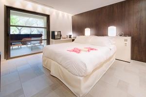 1 dormitorio con 1 cama grande con sábanas blancas en Bdesign & Spa, en Paradou