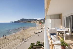 balkon z widokiem na plażę w obiekcie EDIFICIO RIO w mieście Calpe