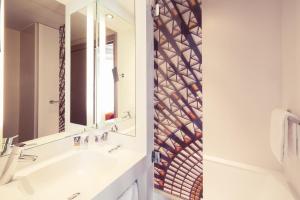 Um banheiro em Mercure Nantes Centre Grand Hotel