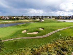 una vista aérea de un campo de golf de dos hoyos en 2 Bedroom Condo only steps to the Village!, en Blue Mountains