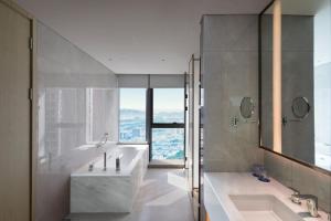 Koupelna v ubytování Holiday Inn Express Shenzhen Haiyuan City by IHG
