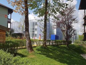 a group of trees in front of a building at Ferienwohnung Rositta in Bad Endorf